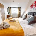 Chute House 4 Bed House Private Garden City Ccenter