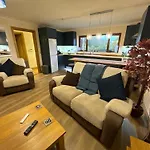 New City Flat, 3 X Double Bed En-Suite Bedrooms, Private Kitchen & Lounge, Free Private Parking & Own Workspaces