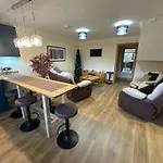 New City Flat, 3 X Double Bed En-Suite Bedrooms, Private Kitchen & Lounge, Free Private Parking & Own Workspaces