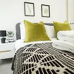 Charming Two-Bedroom Apartment Exeter Quays