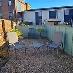 Quiet Self Contained Studio Flat Near Town Centre And University
