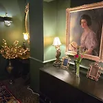 Queens Court Hotel