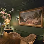 Queens Court Hotel