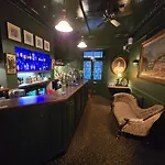 Queens Court Hotel