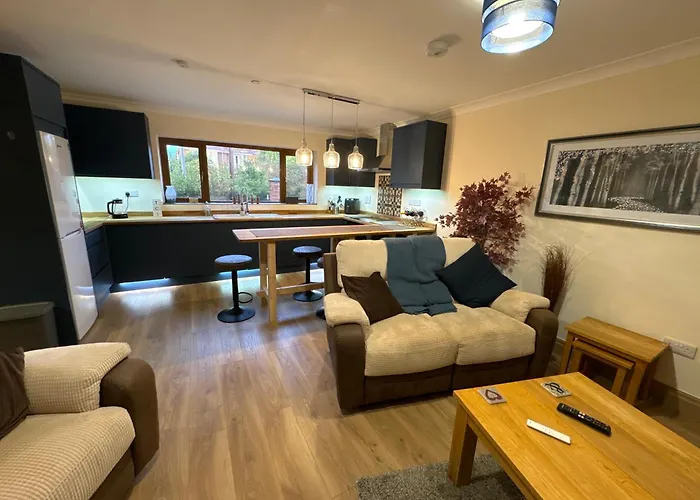 New City Flat, 3 X Double Bed En-Suite Bedrooms, Private Kitchen & Lounge, Free Private Parking & Own Workspaces