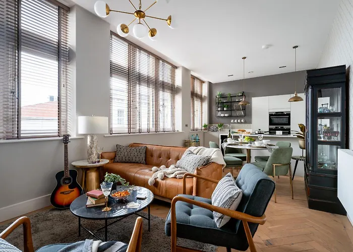 Cathedral Yard - Art Deco Luxury