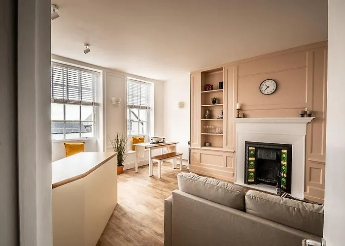 Stylish And Bright City Centre Apartment