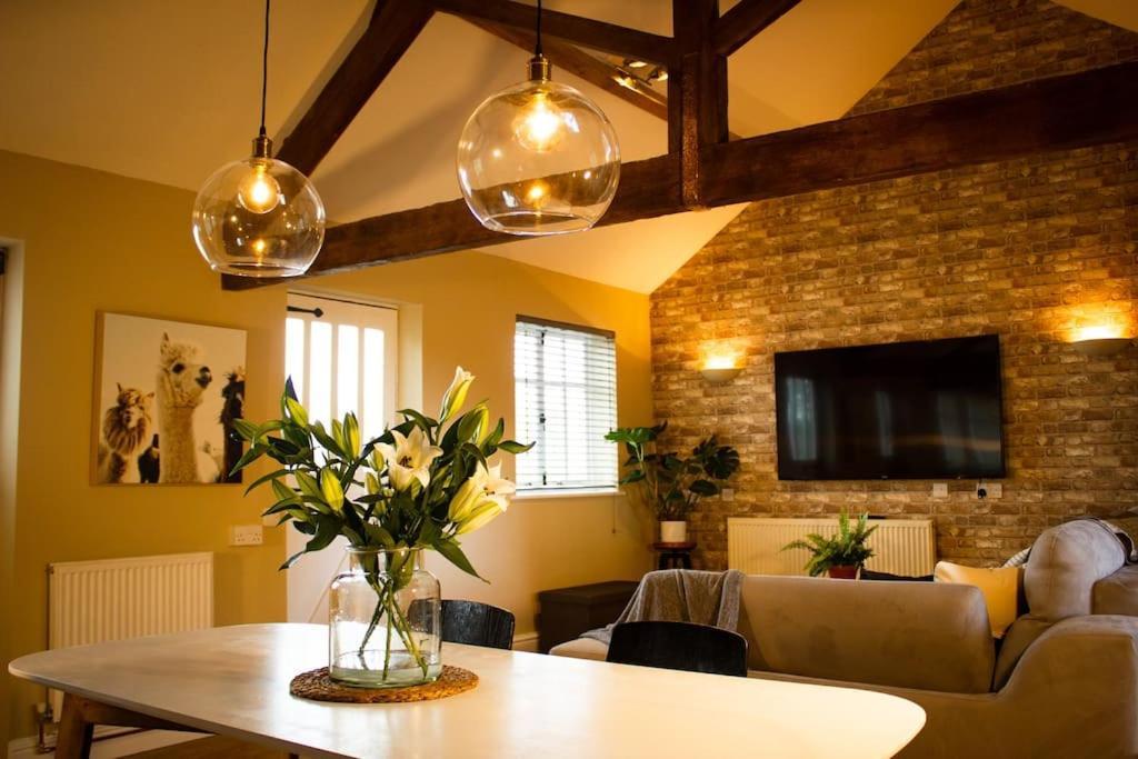 Hues Piece Paynes Farm * Exeter