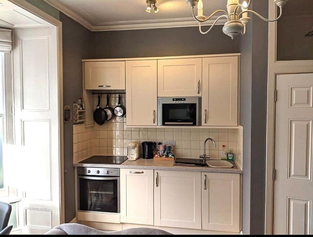 Apartment Beautiful One Bedroom With Parking *