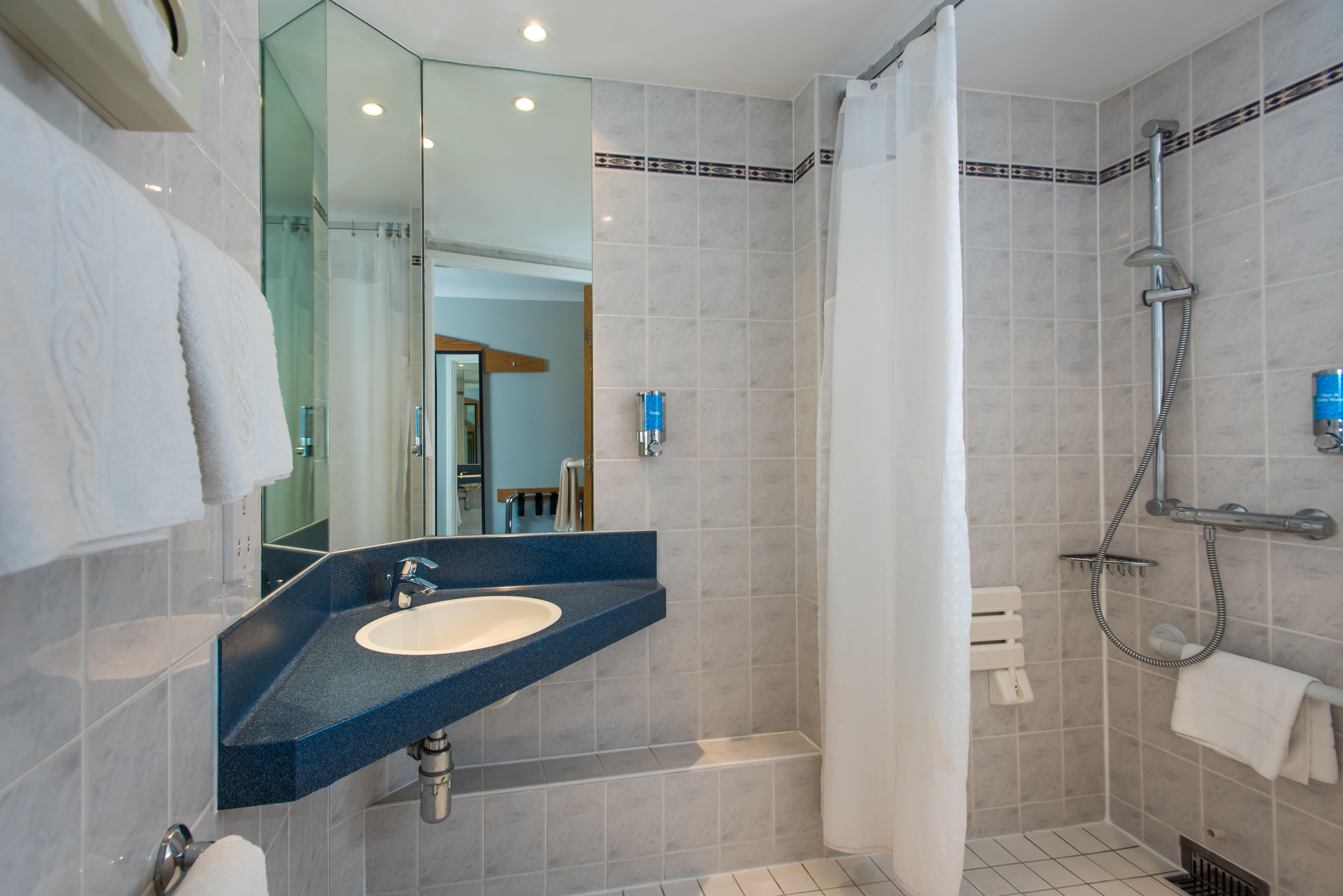 Express East By Ihg Hotel