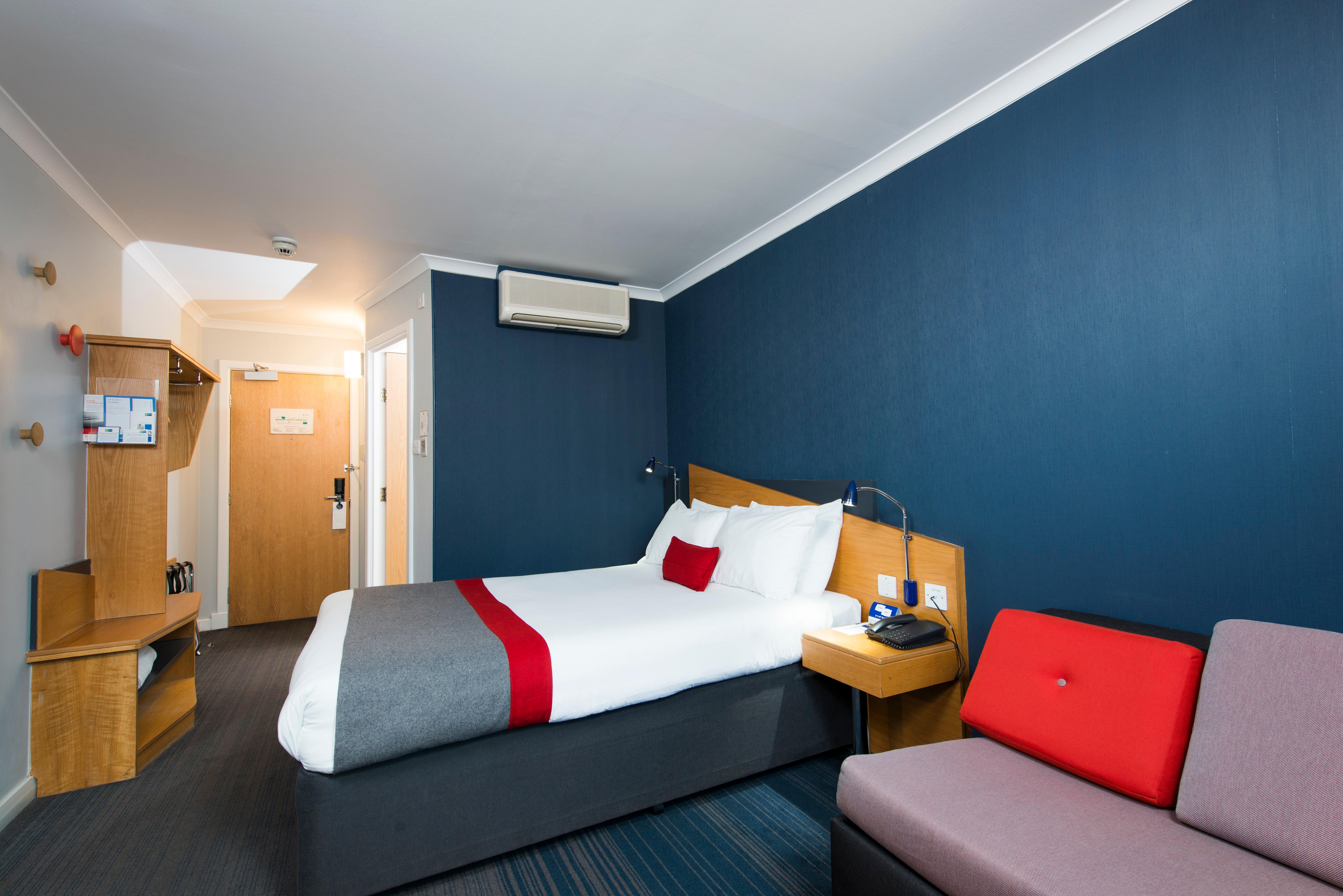 Express East By Ihg Hotel