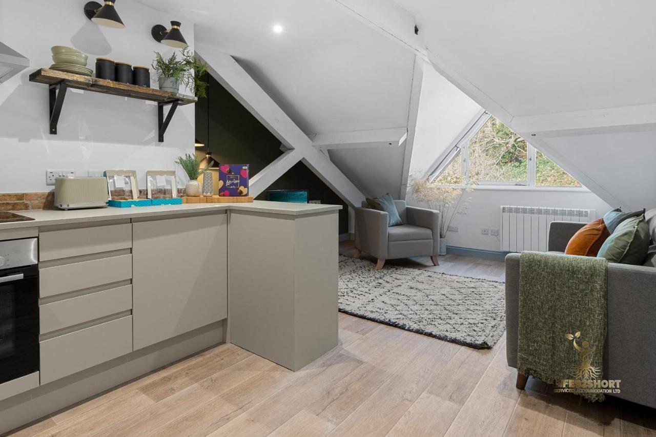 Apartment Luxe Courtyard For 4 Near Centre