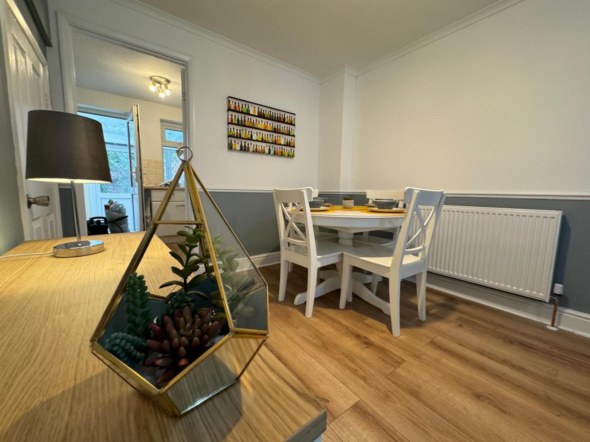 Cosy With Parking Close To Centre