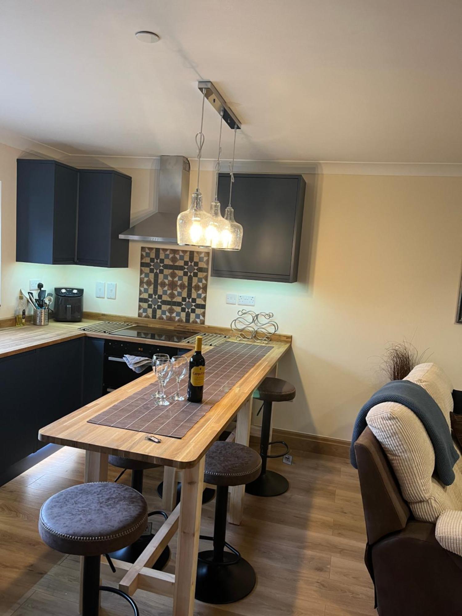 New Flat, 3 X Double Bed En-suite Bedrooms, Private Kitchen & Lounge, Free Private Parking & Own Workspaces * Exeter