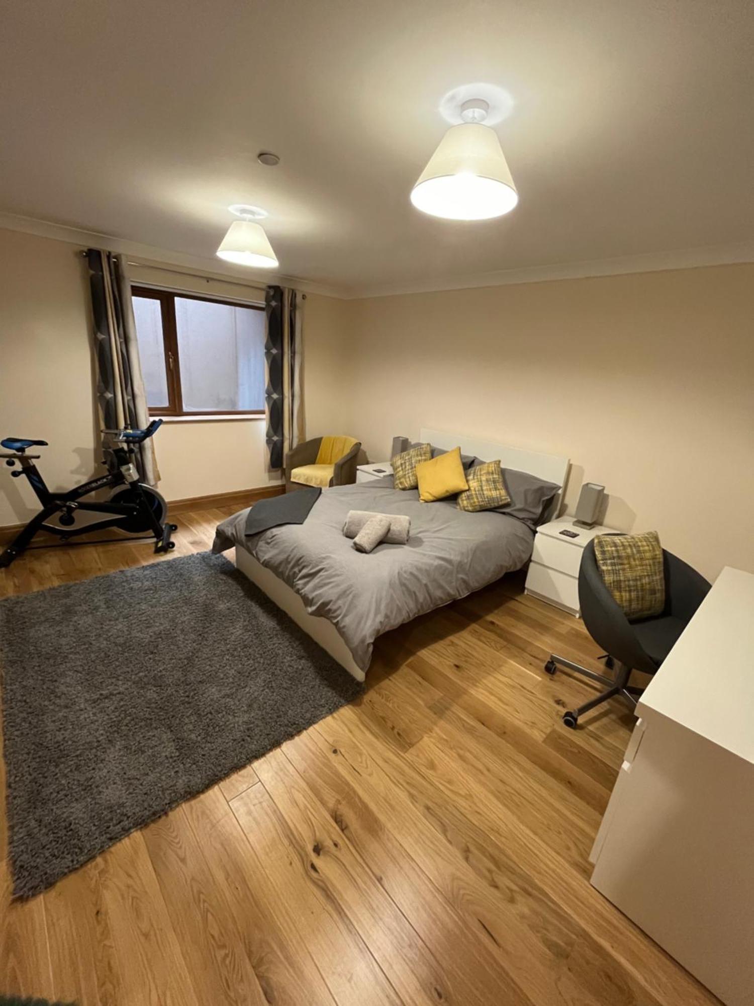 New Flat, 3 X Double Bed En-suite Bedrooms, Private Kitchen & Lounge, Free Private Parking & Own Workspaces Appartement