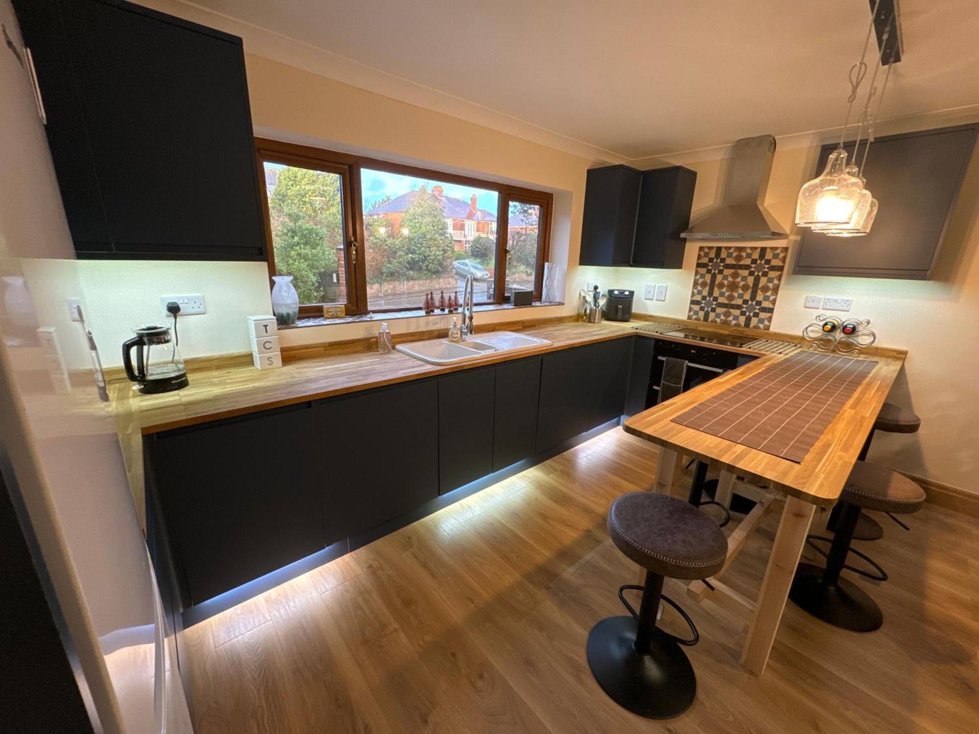 Appartement New Flat, 3 X Double Bed En-suite Bedrooms, Private Kitchen & Lounge, Free Private Parking & Own Workspaces *