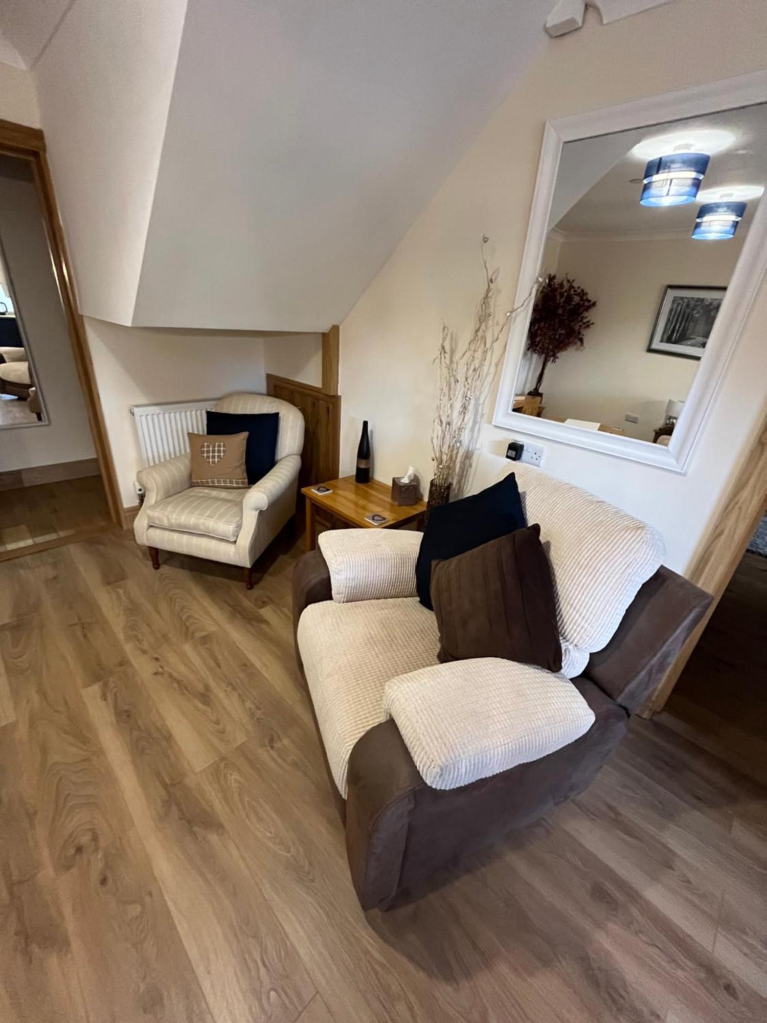 New Flat, 3 X Double Bed En-suite Bedrooms, Private Kitchen & Lounge, Free Private Parking & Own Workspaces *