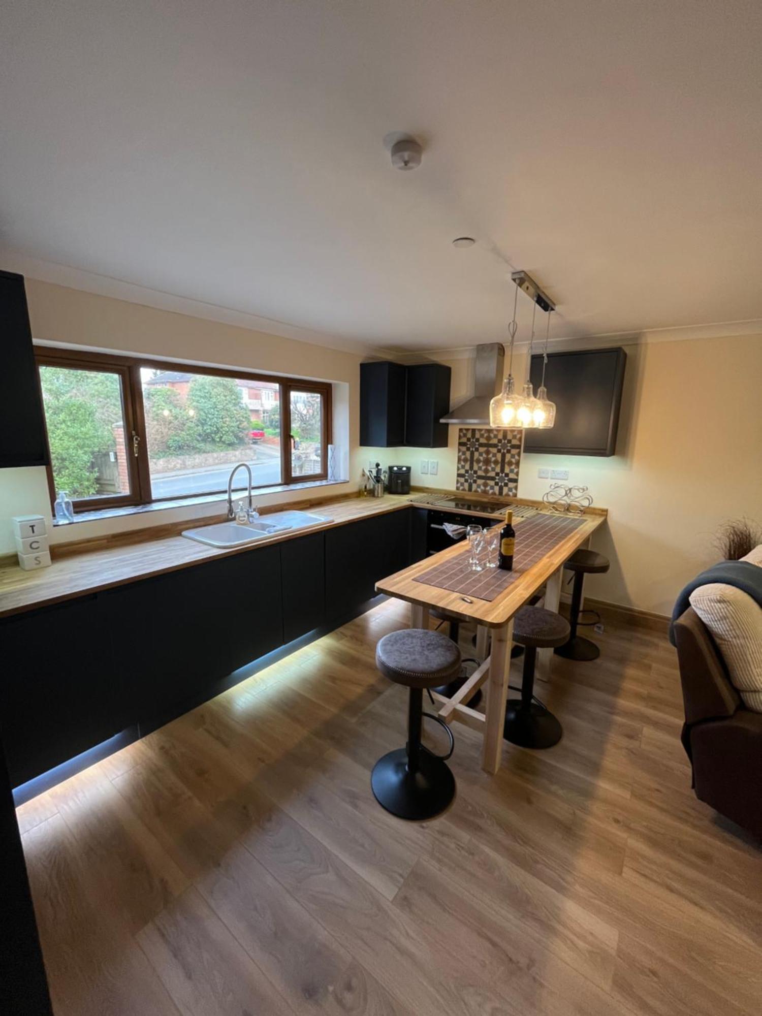 New Flat, 3 X Double Bed En-suite Bedrooms, Private Kitchen & Lounge, Free Private Parking & Own Workspaces