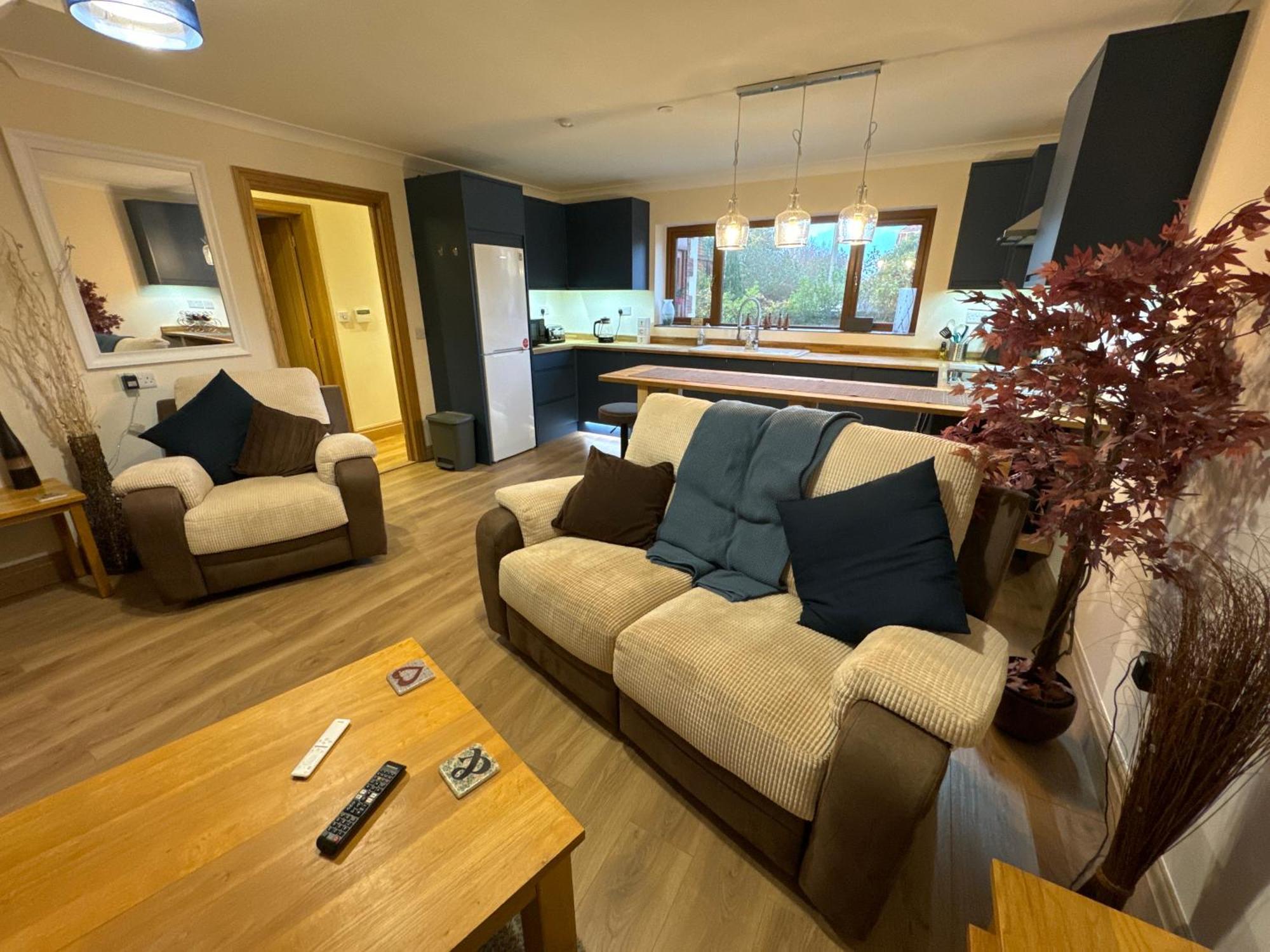 New Flat, 3 X Double Bed En-suite Bedrooms, Private Kitchen & Lounge, Free Private Parking & Own Workspaces Appartement *