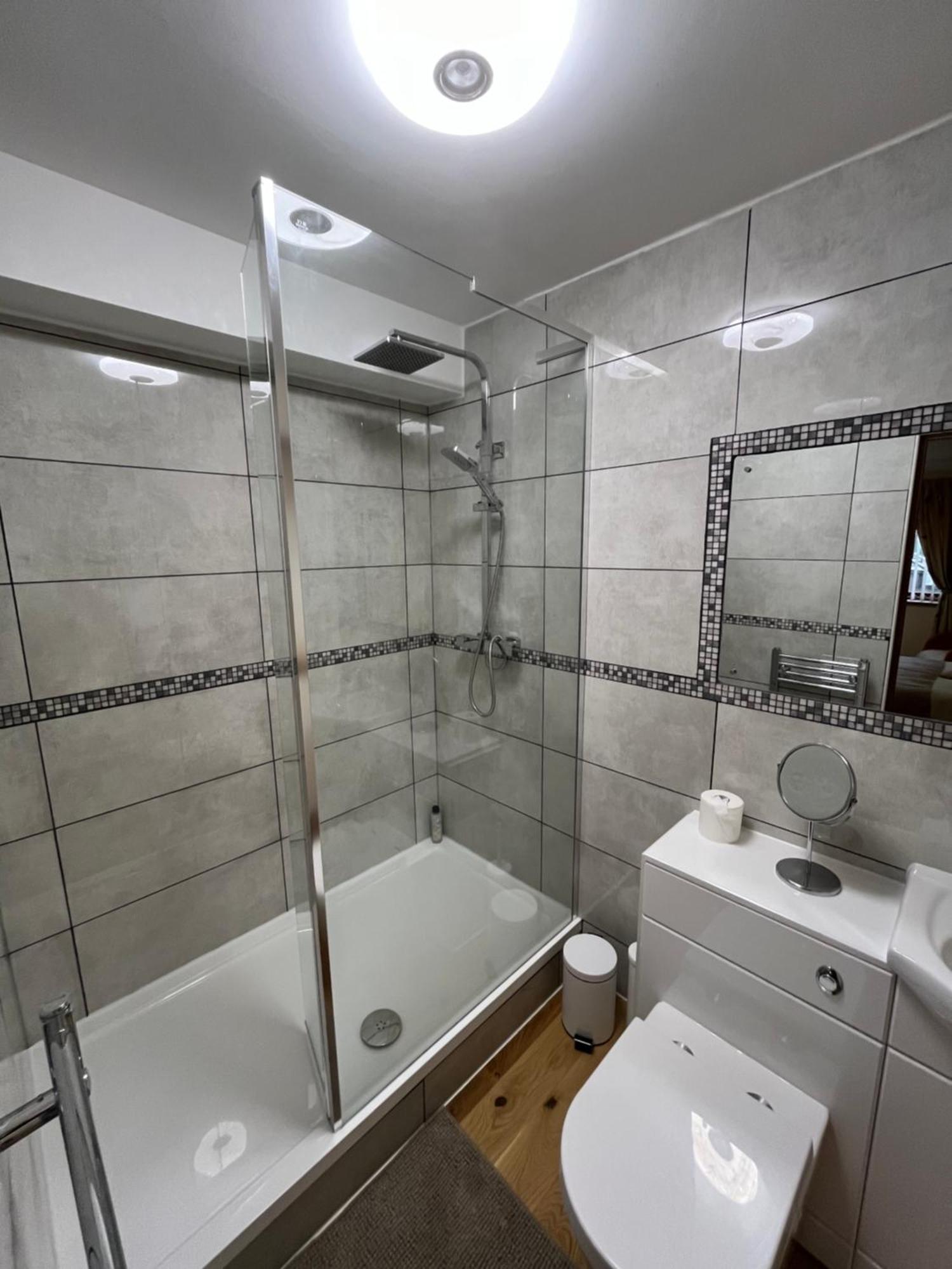 New Flat, 3 X Double Bed En-suite Bedrooms, Private Kitchen & Lounge, Free Private Parking & Own Workspaces Exeter