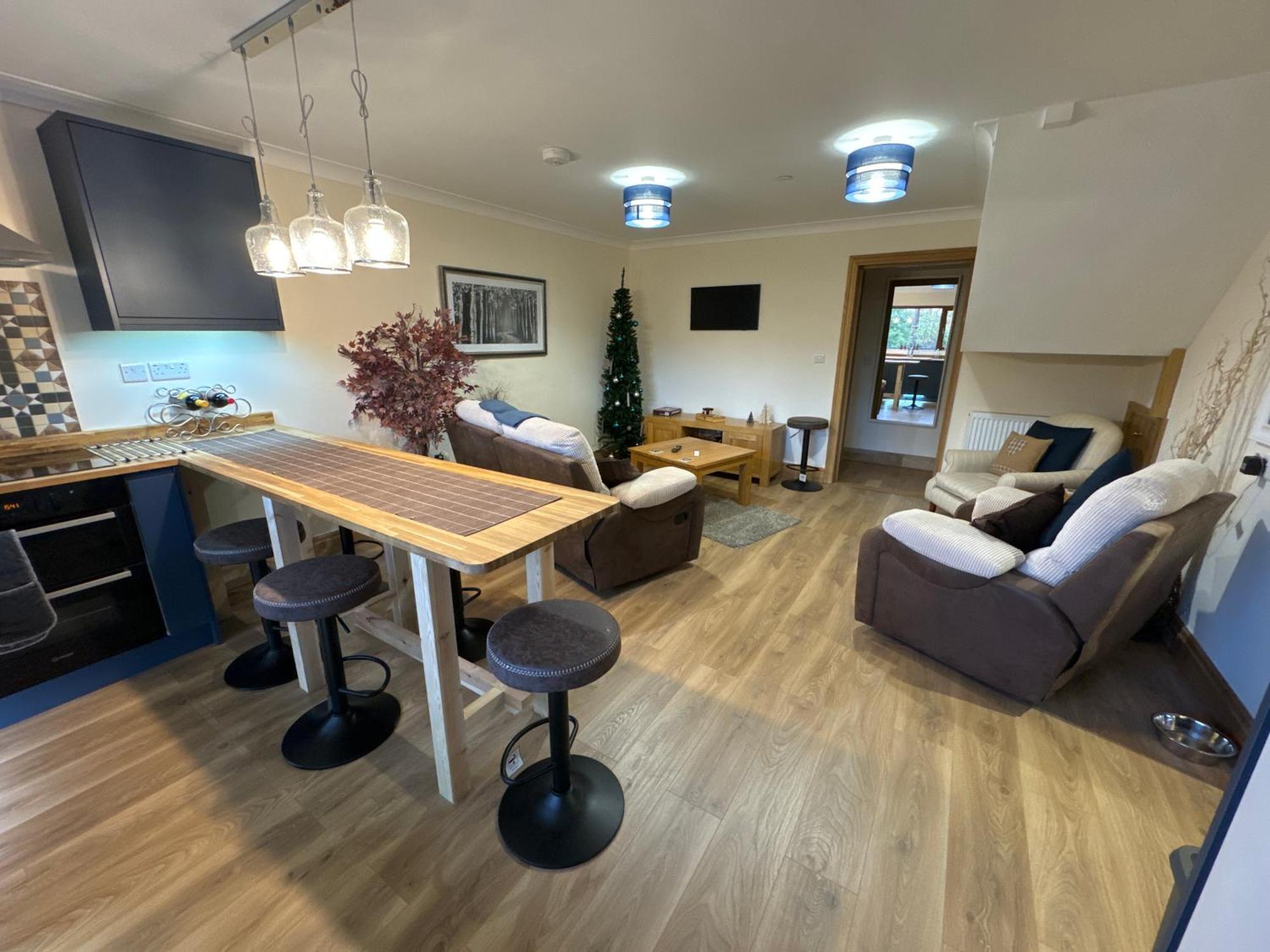 New Flat, 3 X Double Bed En-suite Bedrooms, Private Kitchen & Lounge, Free Private Parking & Own Workspaces Appartement