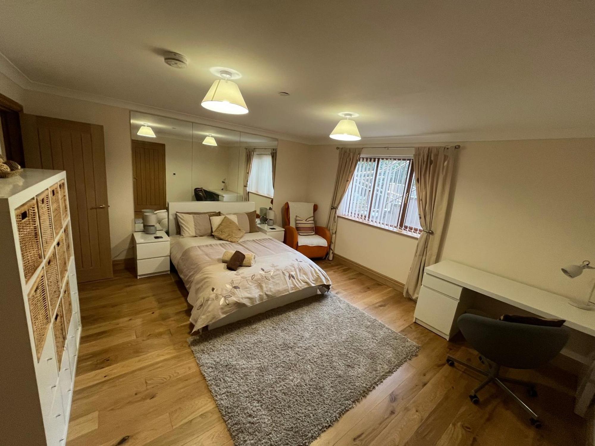 New Flat, 3 X Double Bed En-suite Bedrooms, Private Kitchen & Lounge, Free Private Parking & Own Workspaces