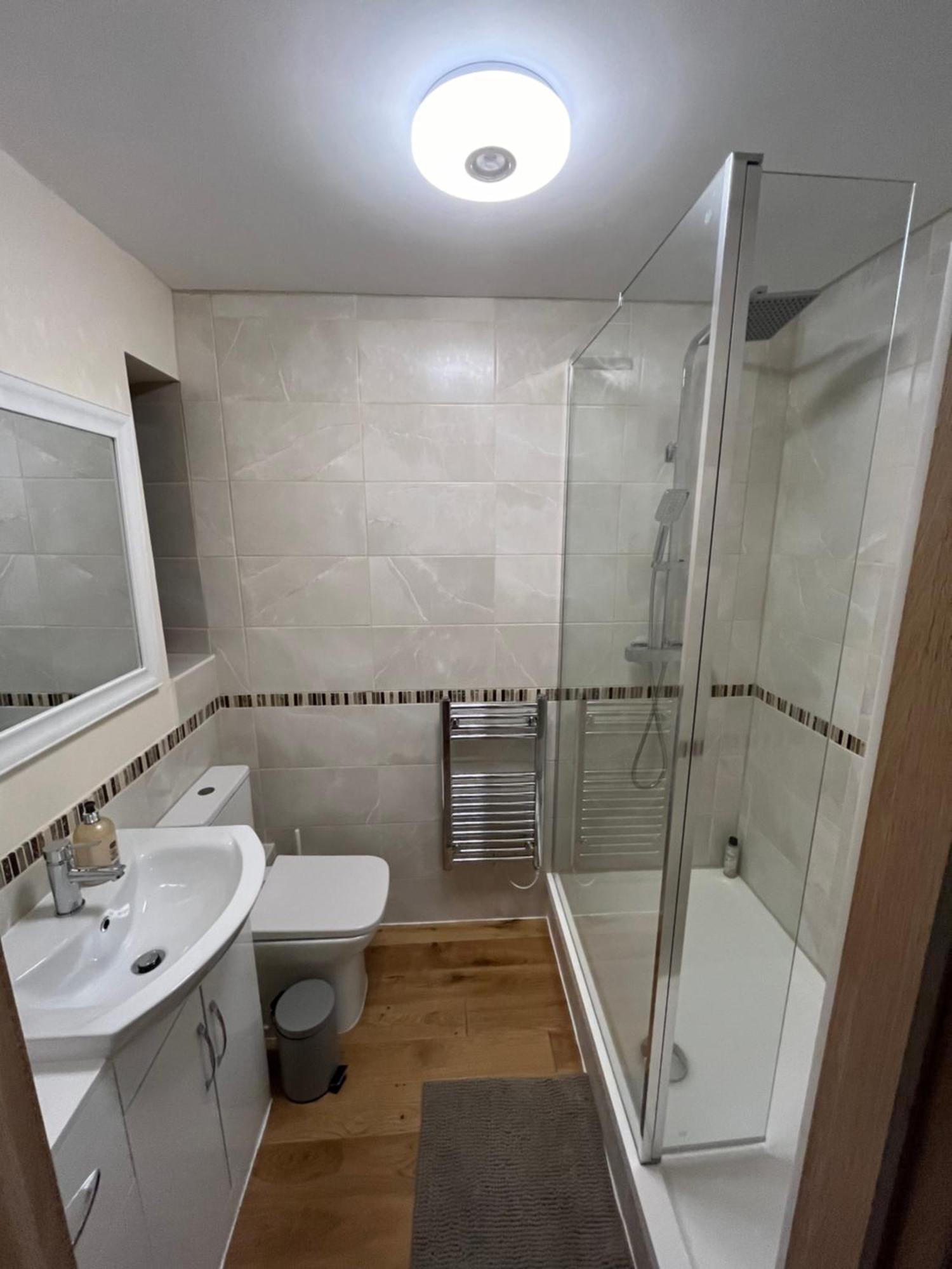New Flat, 3 X Double Bed En-suite Bedrooms, Private Kitchen & Lounge, Free Private Parking & Own Workspaces Appartement *