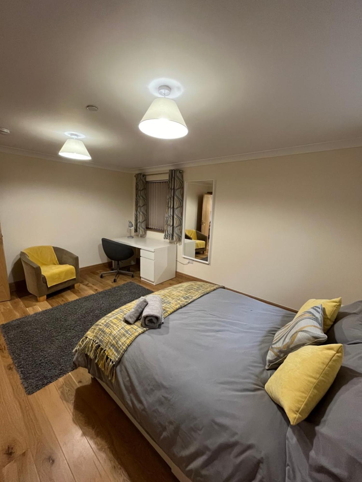 New Flat, 3 X Double Bed En-suite Bedrooms, Private Kitchen & Lounge, Free Private Parking & Own Workspaces * Exeter