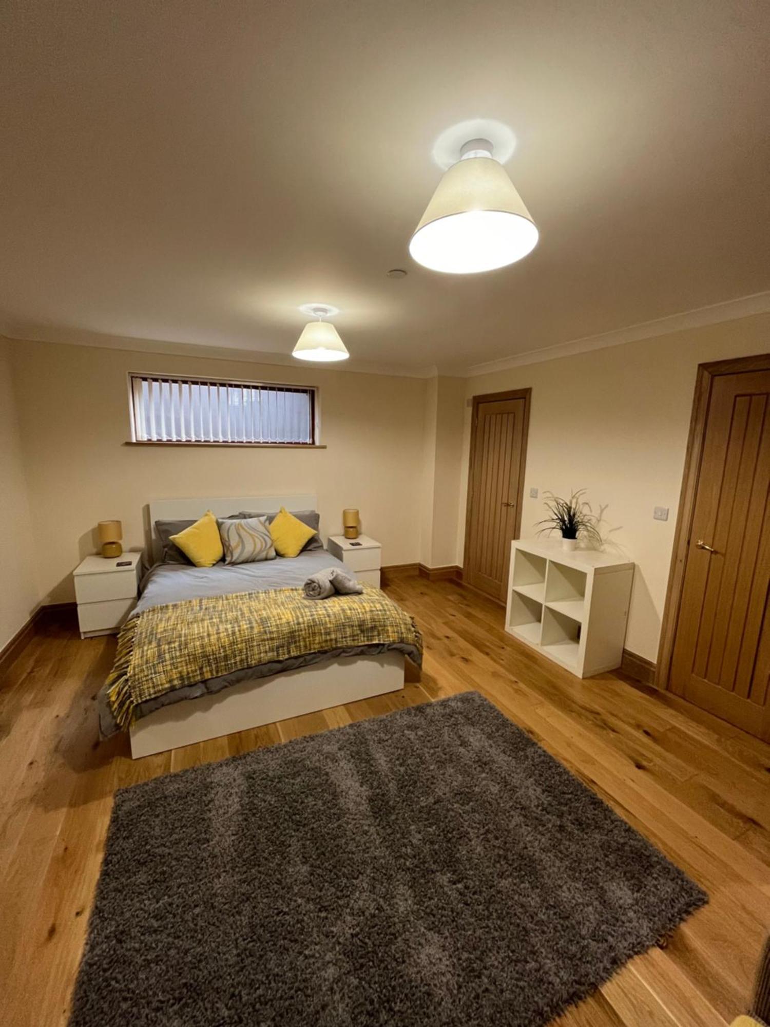 Appartement New Flat, 3 X Double Bed En-suite Bedrooms, Private Kitchen & Lounge, Free Private Parking & Own Workspaces *