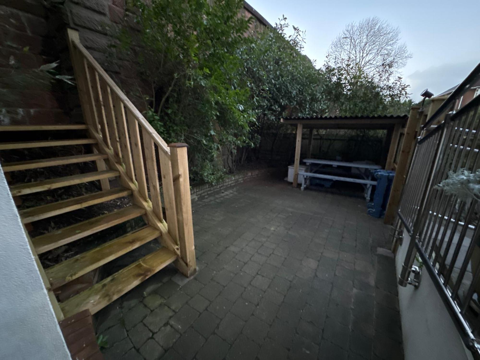 New Flat, 3 X Double Bed En-suite Bedrooms, Private Kitchen & Lounge, Free Private Parking & Own Workspaces Exeter