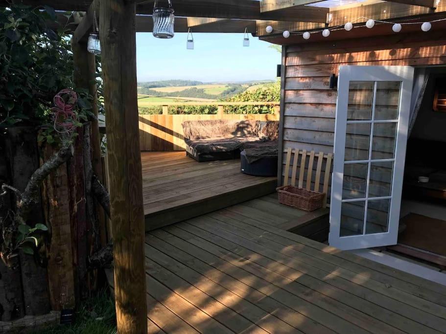 Rustic Lodge, Stunning Views & Star Gazing Bath Holiday home *