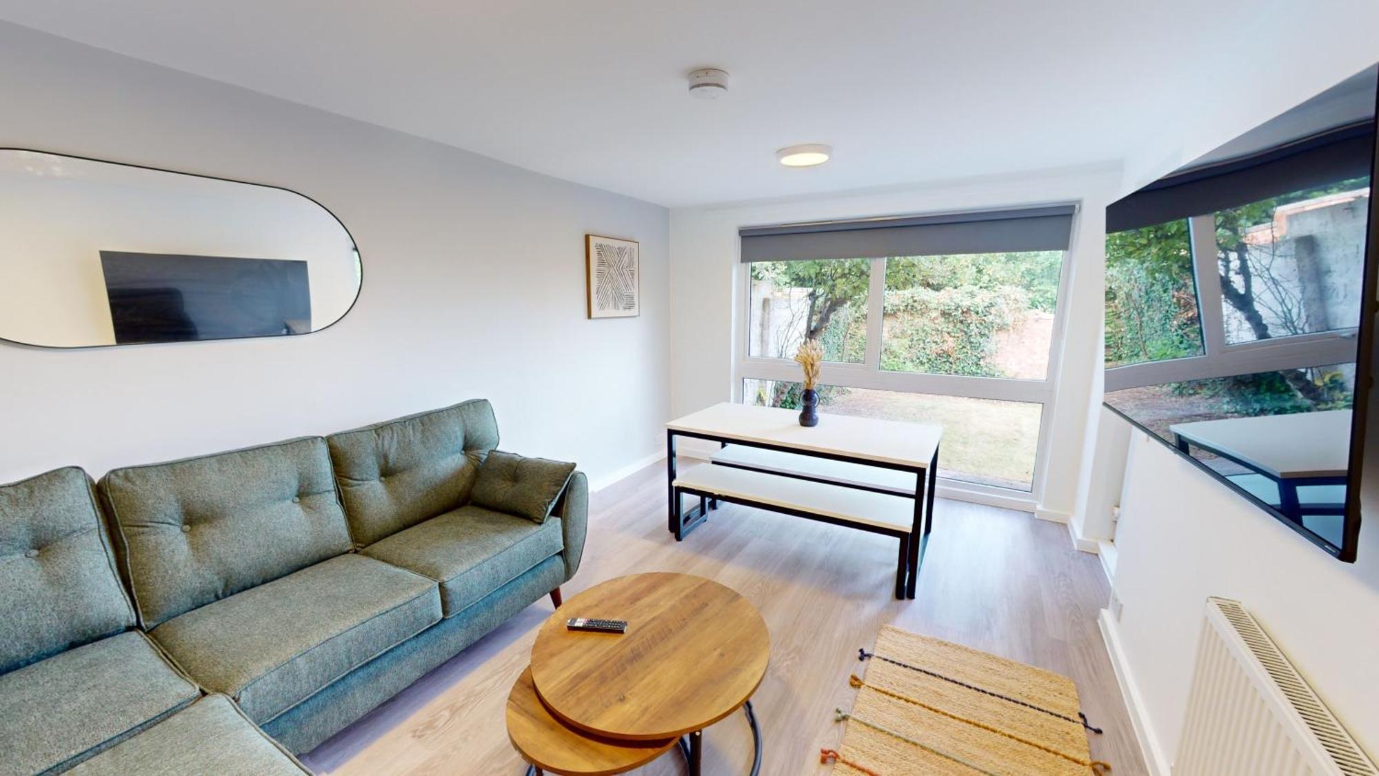 Bright And Cosy 4-bedroom Exeter