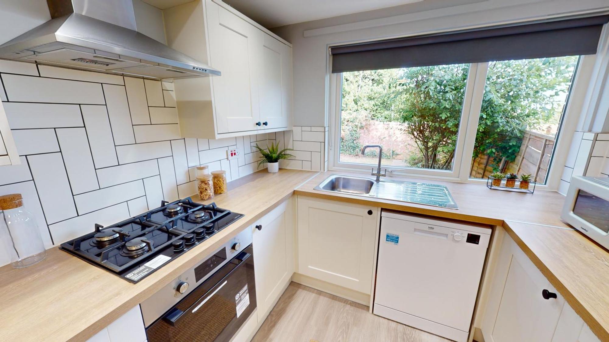 Bright And Cosy 4-bedroom Exeter