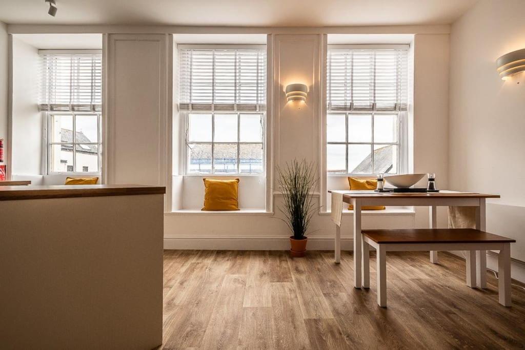 Stylish And Bright Centre Apartment
