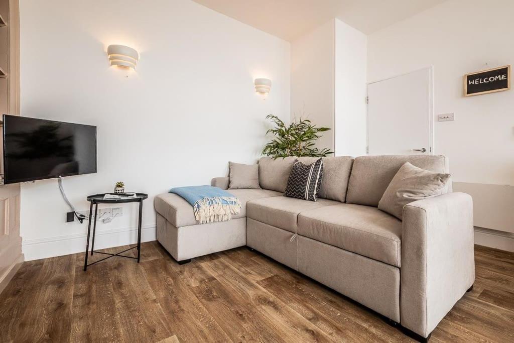 Stylish And Bright Centre *