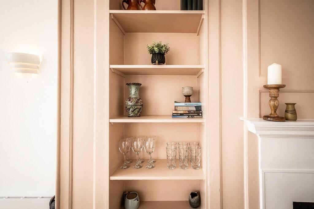 Stylish And Bright Centre Apartment