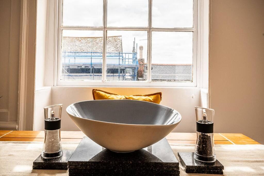Stylish And Bright Centre Apartment Exeter
