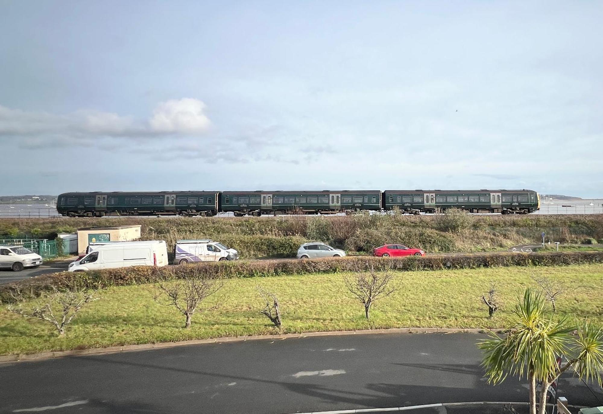 4 Bed Retreat With Balcony & Estuary Views Exeter