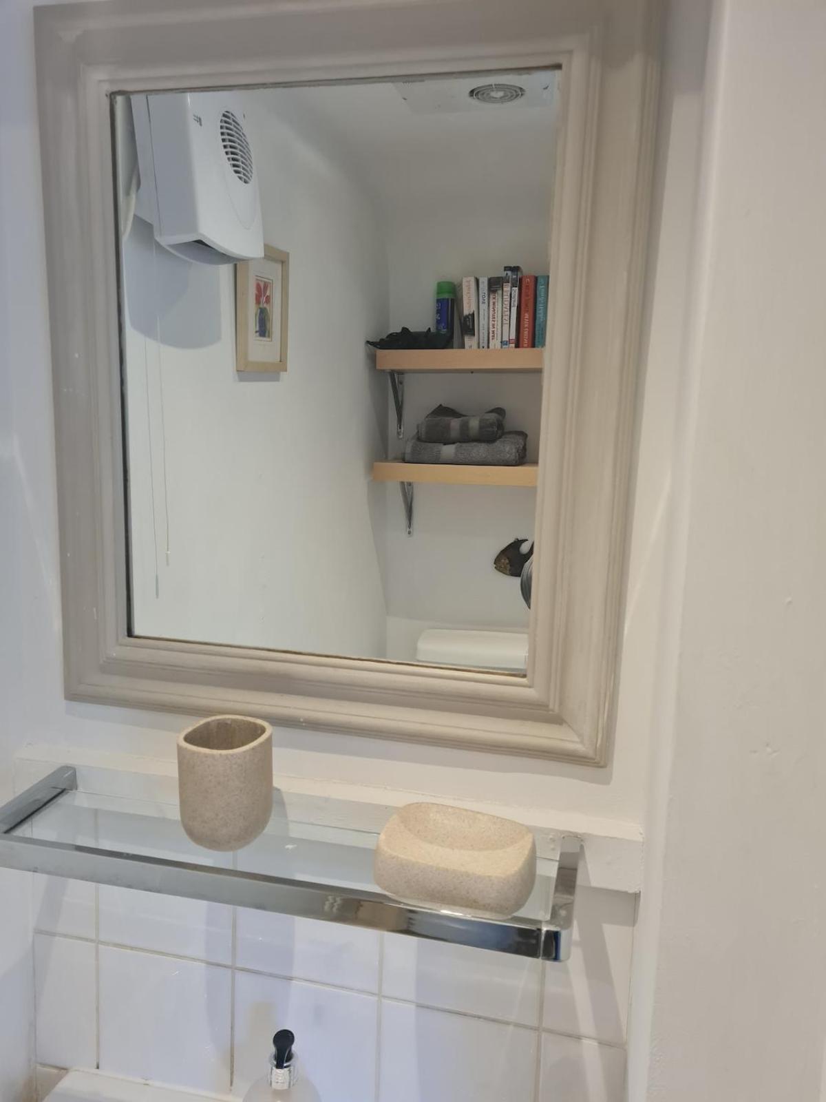 Quiet Self Contained Flat Near Town Centre And