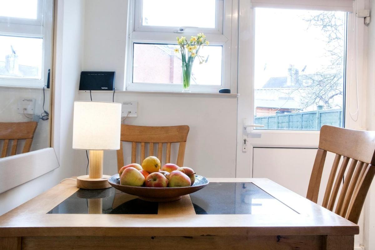 Quiet Self Contained Flat Near Town Centre And Apartment *