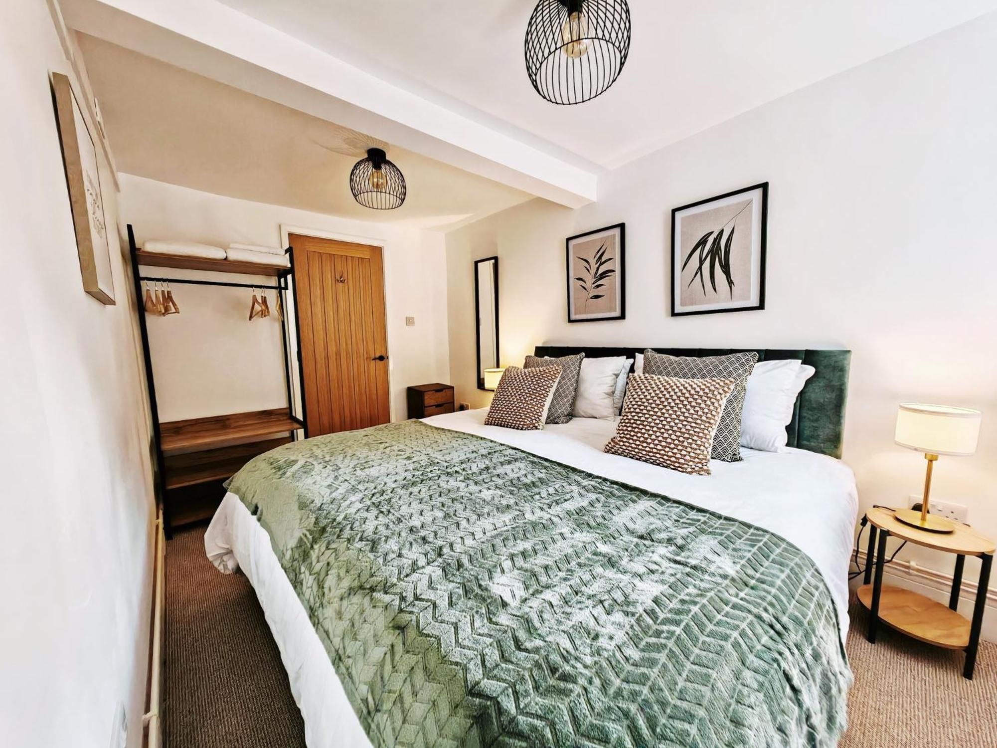 Grosvenor Place, Centre Apartment *