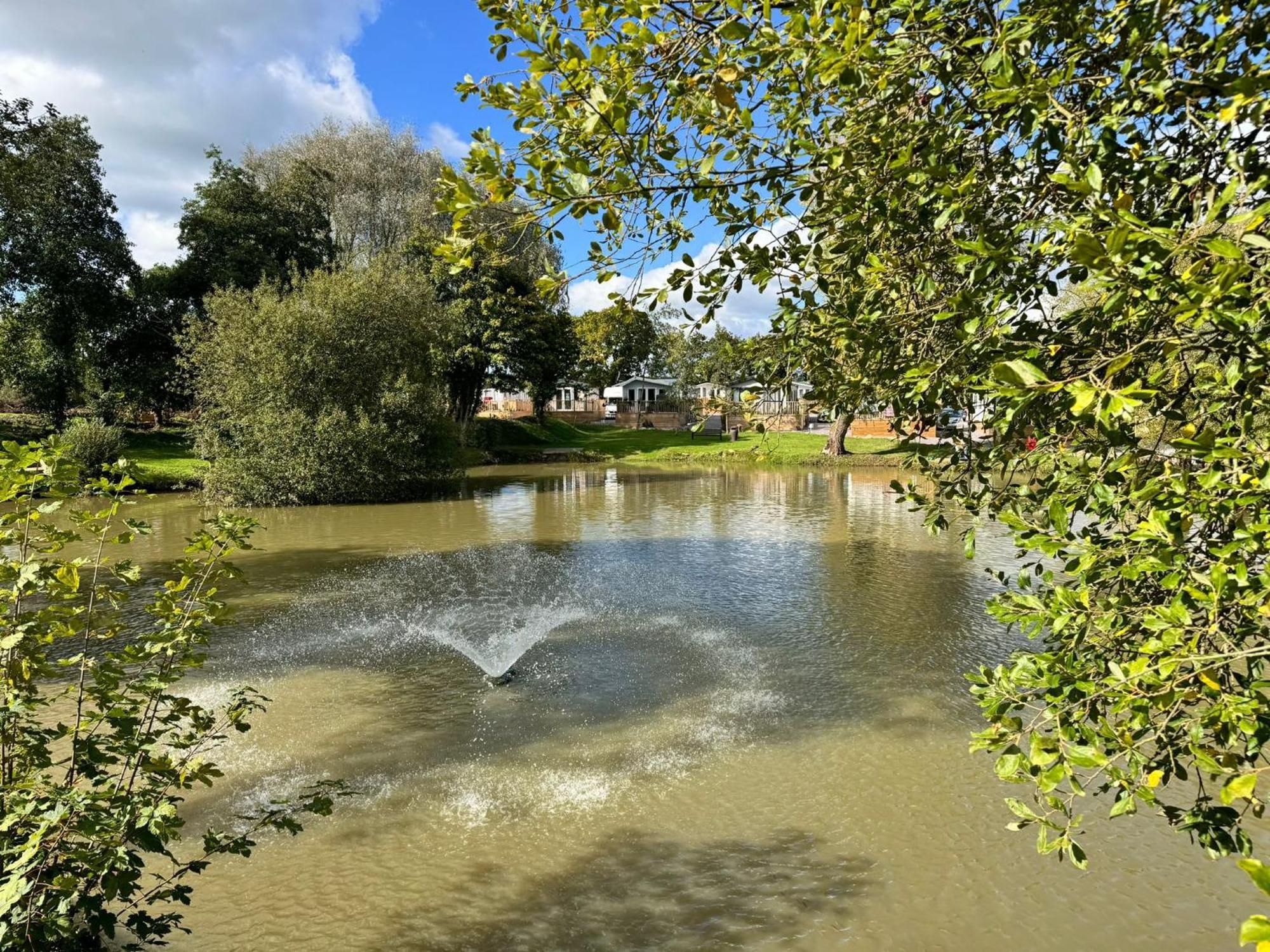 Chalet Peaceful Retreat - Fishing Lakes - Short Uk