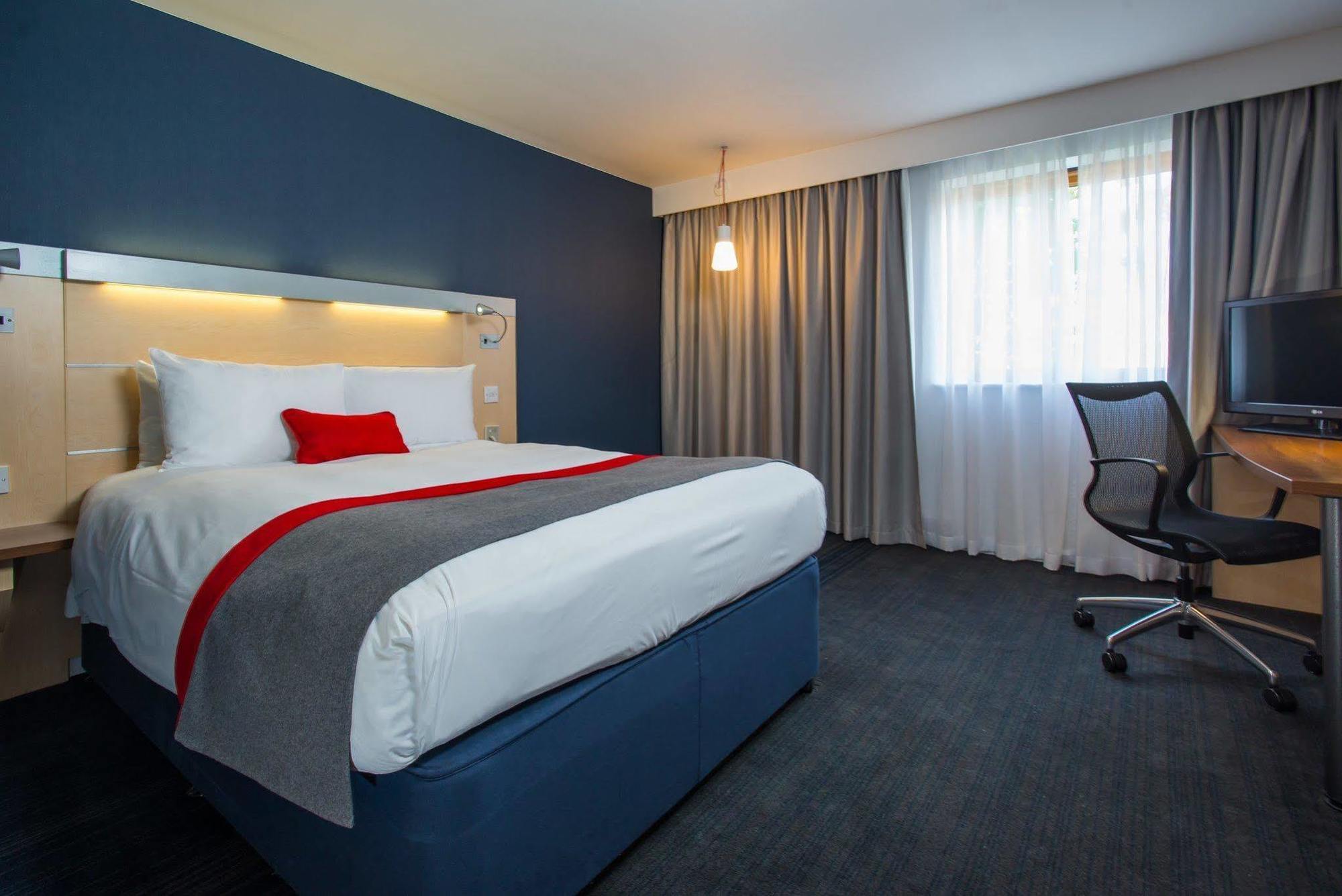 Express East By Ihg Hotel