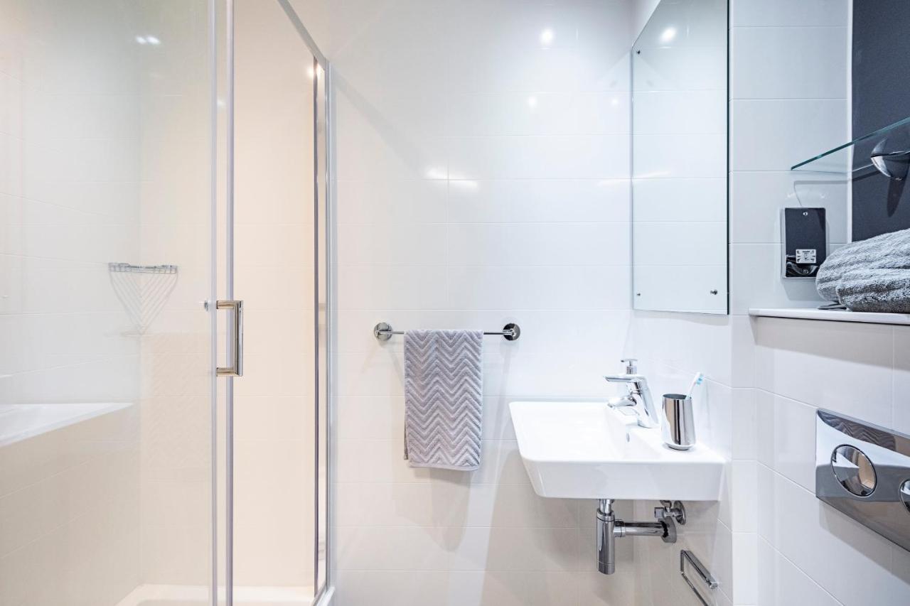 Brand New Modern Rooms, & - Sk