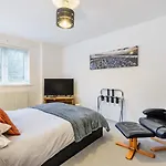Stylish 2 Bedroom Apartment, Central Exeter, Parking On Site