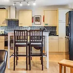 Stylish 2 Bedroom Apartment, Central Exeter, Parking On Site