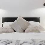 Spacious City Centre Apt Near Cathedral & Quay