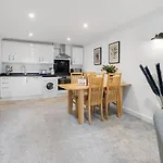 Spacious City Centre Apt Near Cathedral & Quay