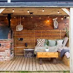 Unique Exeter Tudor Cottage On Famous Cobbled Hill