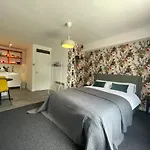 Modern Studio Apartment; 10Min Walk To Town & Quay